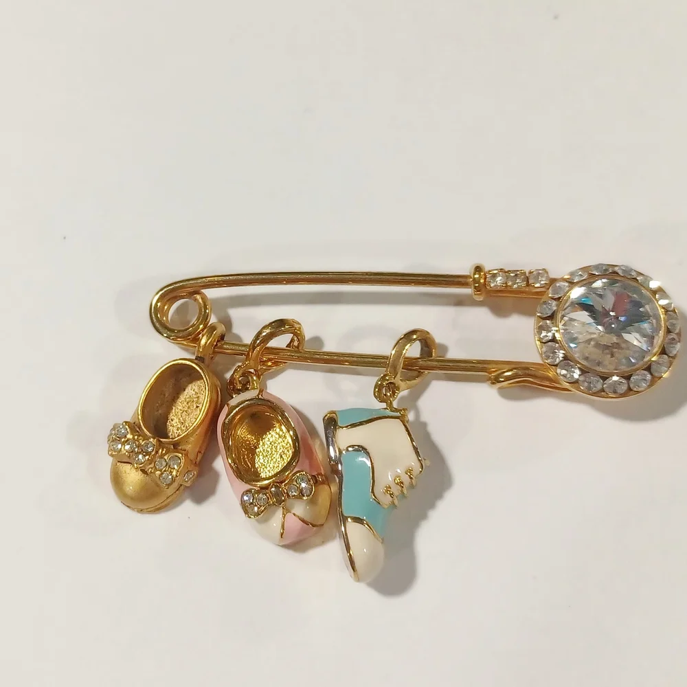 Gender Reveal Baby Shoe Brooch - Picture 1 of 6